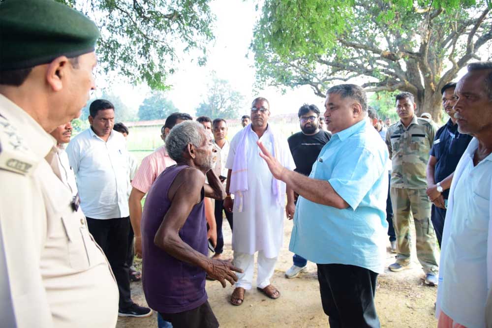 हाथी प्रभावित गांवों में पहुंचे पर्यटन मंत्री राजेश अग्रवाल, ग्रामीणों से मिलकर जाना हाल, अधिकारियों को दिए त्वरित राहत के निर्देश हाथी प्रभावित गांवों में पहुंचे पर्यटन मंत्री राजेश अग्रवाल, ग्रामीणों से मिलकर जाना हाल, अधिकारियों को दिए त्वरित राहत के निर्देश