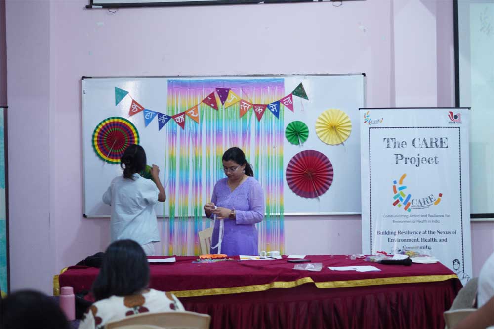 ‘कहानीकार’ कार्यशाला के दूसरे दिन कहानी, कला और किताबों से जुड़ी रचनात्मक गतिविधियों में शामिल हुए शिक्षक ‘कहानीकार’ कार्यशाला के दूसरे दिन कहानी, कला और किताबों से जुड़ी रचनात्मक गतिविधियों में शामिल हुए शिक्षक