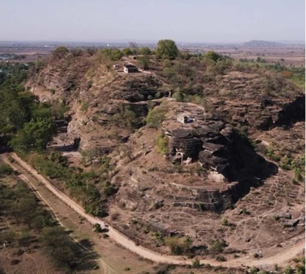 MP News: विदिशा की उदयगिरी गुफाओं में मां दुर्गा का 1700 साल पुराना दुर्लभ स्वरूप, 12 भुजाओं वाली प्रतिमा है खास MP News: विदिशा की उदयगिरी गुफाओं में मां दुर्गा का 1700 साल पुराना दुर्लभ स्वरूप, 12 भुजाओं वाली प्रतिमा है खास
