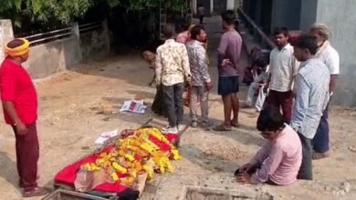 गुना में शव घर ले जाने से रोका, अस्पताल के बाहर सजानी पड़ी अर्थी गुना में शव घर ले जाने से रोका, अस्पताल के बाहर सजानी पड़ी अर्थी