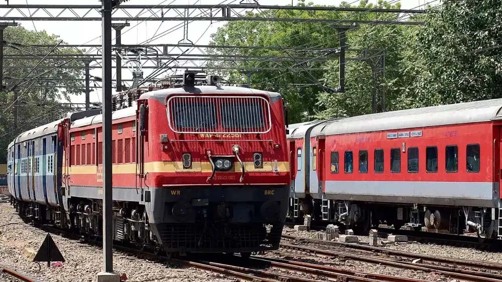 त्योहारों पर यात्रियों को बड़ी राहत, 3 जोड़ी स्पेशल ट्रेनों के फेरे बढ़े; भोपाल मंडल को फायदा