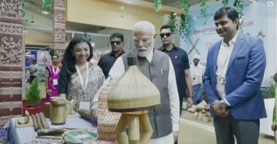 प्रधानमंत्री श्री नरेन्द्र मोदी ने छत्तीसगढ़ के स्टाल की सराहना की