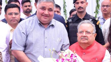 विधानसभा अध्यक्ष डॉ. रमन सिंह को जन्मदिन की बधाई देने पहुंचे पर्यटन मंत्री  राजेश अग्रवाल
