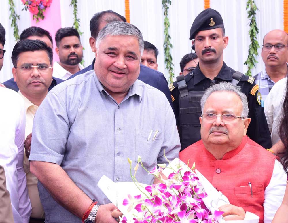 विधानसभा अध्यक्ष डॉ. रमन सिंह को जन्मदिन की बधाई देने पहुंचे पर्यटन मंत्री  राजेश अग्रवाल