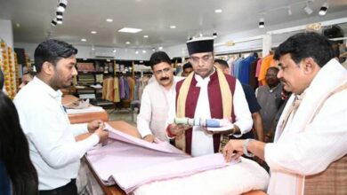 गांधी जयंती पर मंत्री  विश्वास सारंग ने खरीदे खादी के वस्त्र; स्वदेशी अपनाने का दिया संदेश