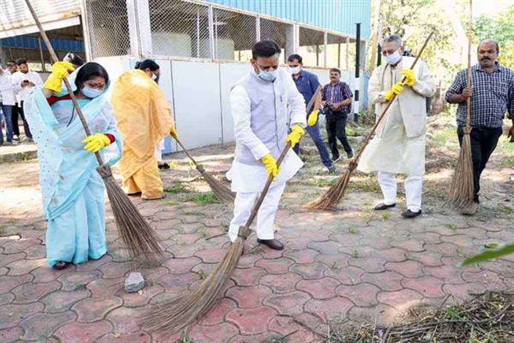 स्वच्छता को अपनी आदत बनाएं, स्वच्छ एवं स्वस्थ भारत के निर्माण में दें योगदान : उप मुख्यमंत्री  शुक्ल
