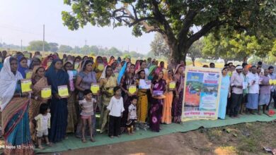आयुक्त  तारन प्रकाश सिन्हा ने खंडुआ में किया सिंचाई नाली निर्माण कार्य का निरीक्षण, श्रमिकों से किया सीधा संवाद