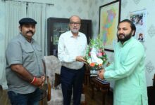 राज्यपाल रमेन डेका से महाराजा कमल चंद्र भंज देव ने की भेंट