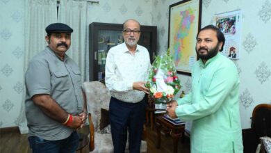 राज्यपाल रमेन डेका से महाराजा कमल चंद्र भंज देव ने की भेंट