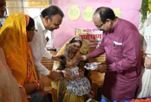 “बच्चों के अंदर अपना बचपना ढूंढता हूं…” जमीन पर बैठकर बच्चों संग खेले श्री अरुण साव