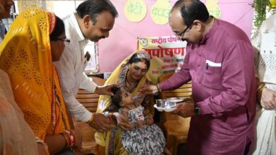 “बच्चों के अंदर अपना बचपना ढूंढता हूं…” जमीन पर बैठकर बच्चों संग खेले श्री अरुण साव