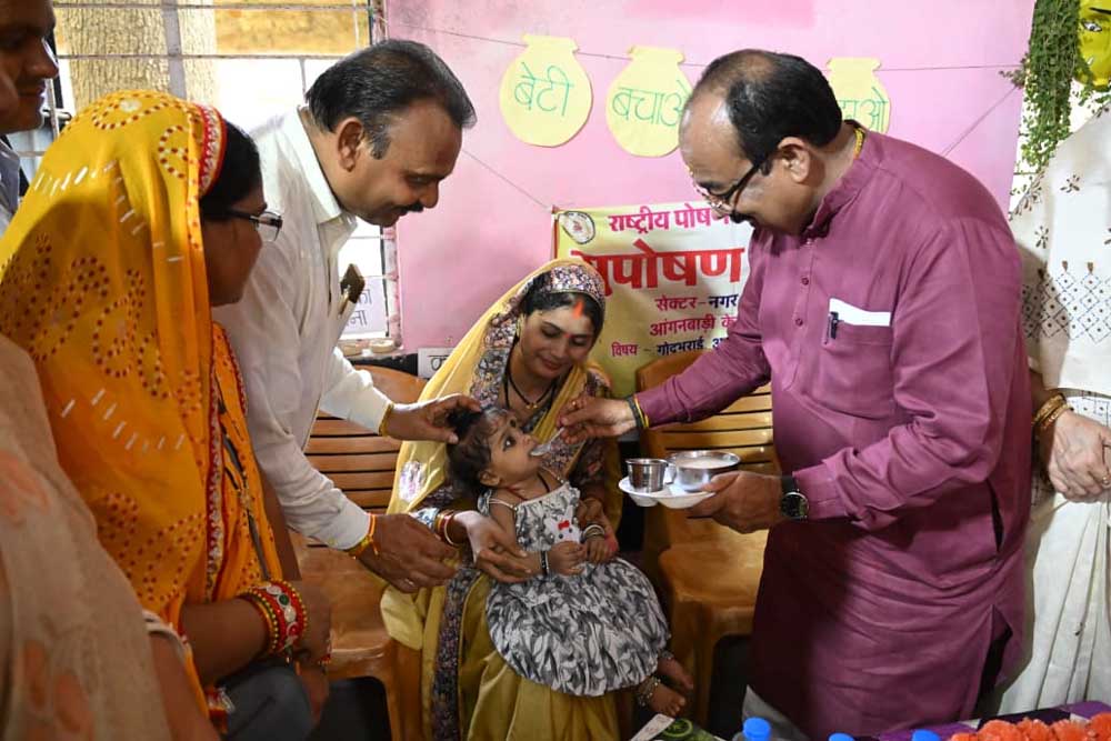 “बच्चों के अंदर अपना बचपना ढूंढता हूं…” जमीन पर बैठकर बच्चों संग खेले श्री अरुण साव