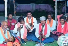 माता की भक्ति में रमे उप मुख्यमंत्री विजय शर्मा, हाथों में मंजीरा लेकर ग्रामीणों के साथ गाए जसगीत माता की भक्ति में रमे उप मुख्यमंत्री विजय शर्मा, हाथों में मंजीरा लेकर ग्रामीणों के साथ गाए जसगीत