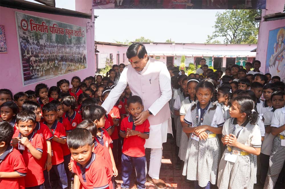 मुख्यमंत्री डॉ. यादव काफिला रुकवाकर पहुंचे स्कूल, बच्चों से किया आत्मीय संवाद मुख्यमंत्री डॉ. यादव काफिला रुकवाकर पहुंचे स्कूल, बच्चों से किया आत्मीय संवाद