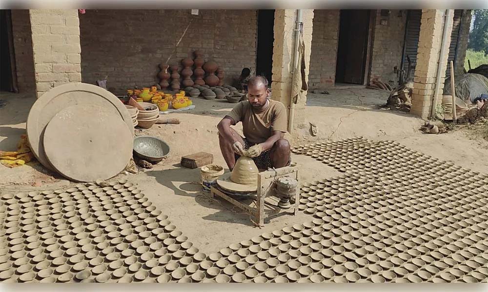 अयोध्या के कुम्हारों की चमकी किस्मत, दीपोत्सव से बढ़ा रोजगार