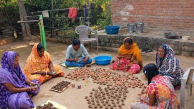 दीपोत्सव पर्व की तैयारियां प्रारंभ, स्वसहायता समूह की महिलाएं बना रही गोबर व मिट्टी के दीये