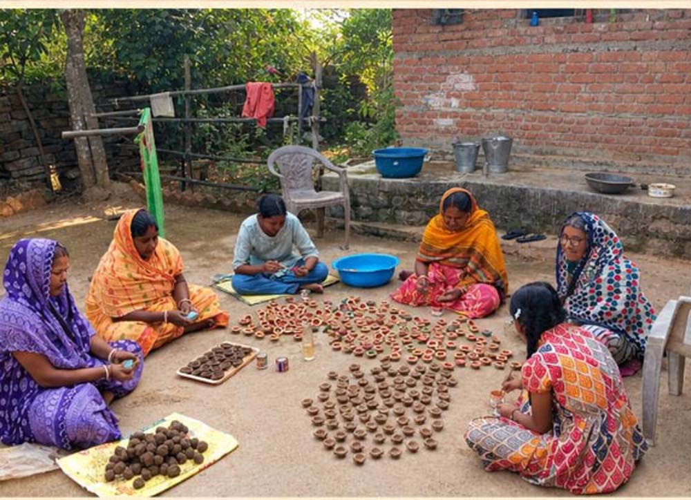 दीपोत्सव पर्व की तैयारियां प्रारंभ, स्वसहायता समूह की महिलाएं बना रही गोबर व मिट्टी के दीये दीपोत्सव पर्व की तैयारियां प्रारंभ, स्वसहायता समूह की महिलाएं बना रही गोबर व मिट्टी के दीये