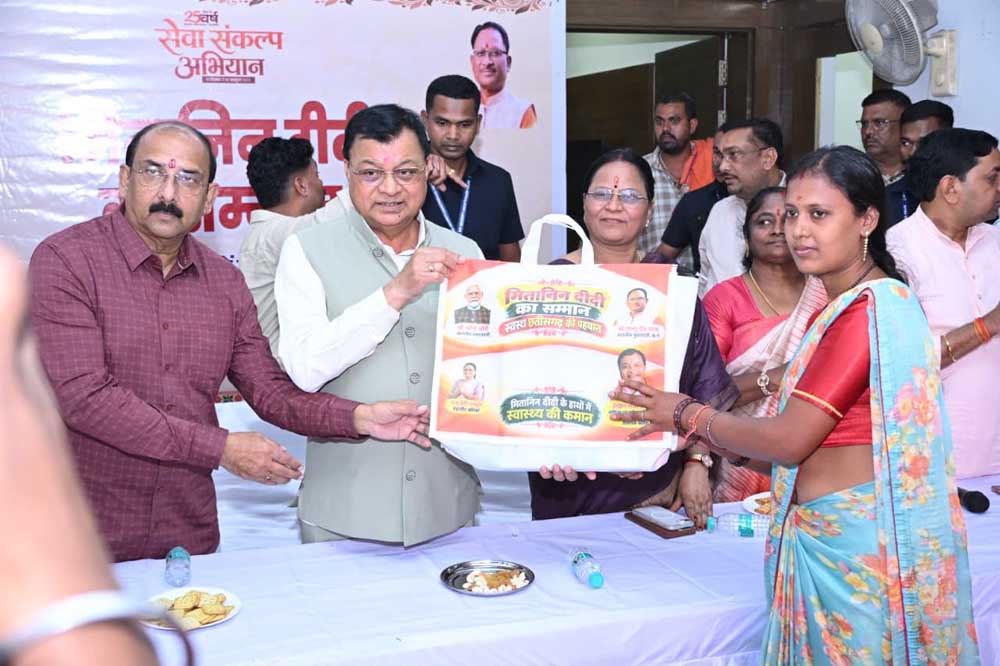 सेवा संकल्प अभियान के तहत मितानिन दीदियों का कैबिनेट मंत्री लखन लाल देवांगन ने किया सम्मान, जनसेवा में योगदान की सराहना की सेवा संकल्प अभियान के तहत मितानिन दीदियों का कैबिनेट मंत्री लखन लाल देवांगन ने किया सम्मान, जनसेवा में योगदान की सराहना की