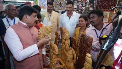 एमए पास दुर्गा सिंह ने हुनर को बनाया अपनी ताकत, लकड़ी की कलाकारी से संवार रहीं भविष्य