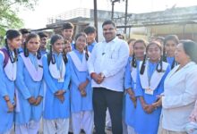 शिक्षा मंत्री  गजेन्द्र यादव स्कूल से घर लौट रहे स्कूली बच्चों के बीच पहुंचकर सहज संवाद में जानी पढ़ाई और स्कूल की जरूरतें