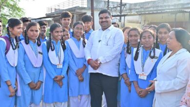 शिक्षा मंत्री  गजेन्द्र यादव स्कूल से घर लौट रहे स्कूली बच्चों के बीच पहुंचकर सहज संवाद में जानी पढ़ाई और स्कूल की जरूरतें