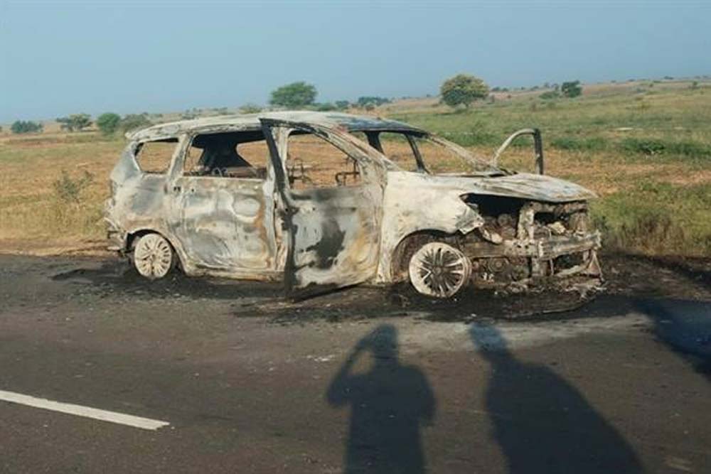 हाईवे पर कार में लगी आग, डायल-112 की तत्परता से 07 यात्रियों को सुरक्षित बाहर निकाल कर अस्पताल पहुँचाया