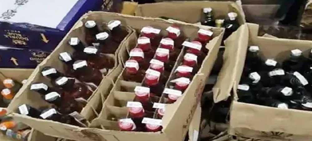 IPS की कार्रवाई के बाद शराब का ‘खेल’: मौके पर 50 लीटर बरामद, थाने पहुंचते-पहुंचते 5 लीटर कम! भोपाल में मचा हड़कंप IPS की कार्रवाई के बाद शराब का ‘खेल’: मौके पर 50 लीटर बरामद, थाने पहुंचते-पहुंचते 5 लीटर कम! भोपाल में मचा हड़कंप