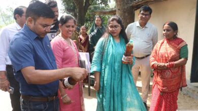 स्वरोजगार से आत्मनिर्भरता की राह पर ग्रामीण महिलाएं कलेक्टर ने पूजा महिला स्व-सहायता समूह की आजीविका गतिविधियों का लिया जायजा
