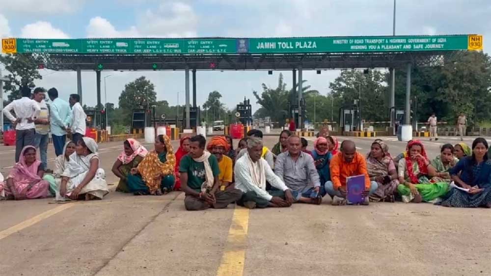 टोल वसूली के खिलाफ 12 पंचायतों का हल्लाबोल, ग्रामीणों ने जमही टोल प्लाजा पर किया चक्काजाम टोल वसूली के खिलाफ 12 पंचायतों का हल्लाबोल, ग्रामीणों ने जमही टोल प्लाजा पर किया चक्काजाम