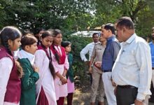अधीक्षिका के निलंबन पर छलका छात्राओं का दर्द, ताला तोड़कर कलेक्टर से मिलने पैदल निकलीं