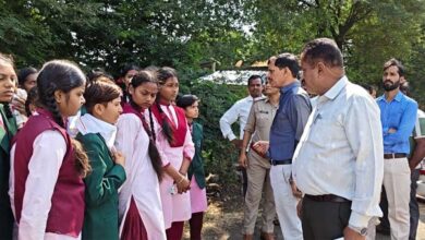 अधीक्षिका के निलंबन पर छलका छात्राओं का दर्द, ताला तोड़कर कलेक्टर से मिलने पैदल निकलीं