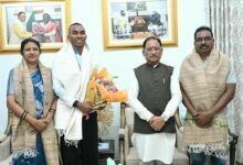 मुख्यमंत्री  विष्णु देव साय से एशियन गेम्स के कांस्य पदक विजेता एथलीट अनिमेष कुजूर ने की सौजन्य मुलाकात