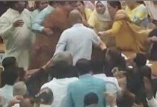 एमसीडी सदन में भारी हंगामा, महापौर के आसन पर फेंके कागज