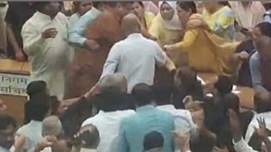 एमसीडी सदन में भारी हंगामा, महापौर के आसन पर फेंके कागज