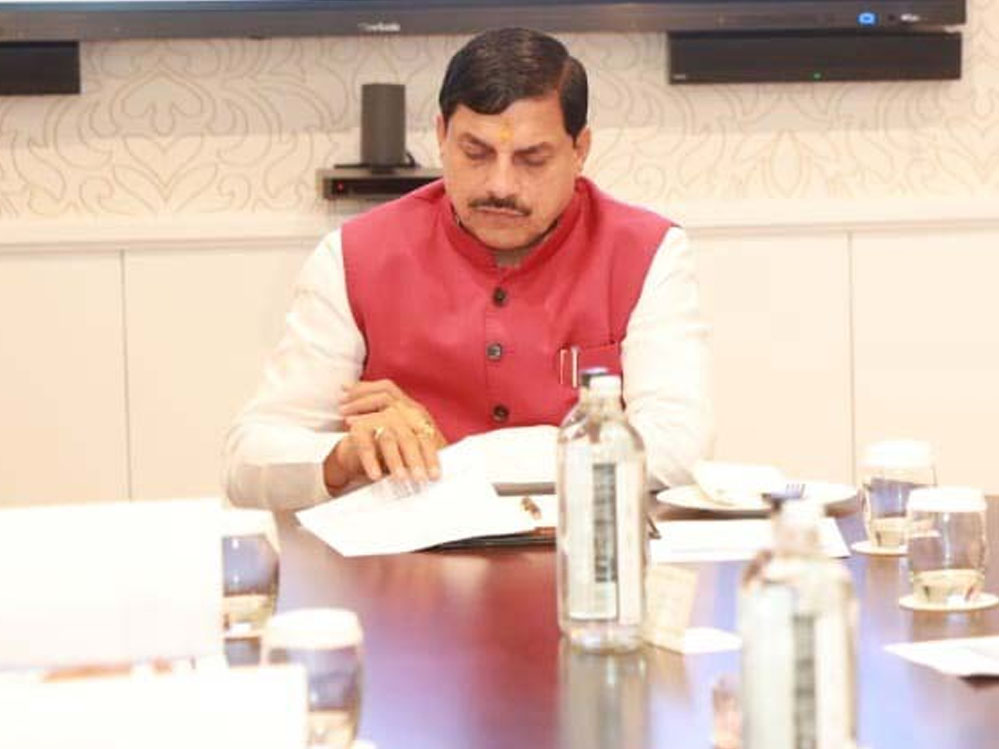 कोसमी गांव में 12 आदिवासी परिवारों के मकान गिराने पर बवाल, CM मोहन यादव ने दिए जांच के आदेश कोसमी गांव में 12 आदिवासी परिवारों के मकान गिराने पर बवाल, CM मोहन यादव ने दिए जांच के आदेश