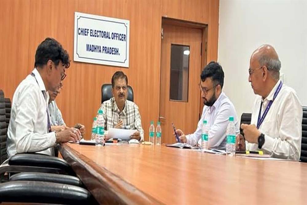 नए मतदाताओं के शिविरों के माध्यम से अधिक से अधिक फॉर्म प्राप्त करें : मुख्य निर्वाचन पदाधिकारी श्री झा