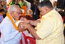 अंतर्राष्ट्रीय वृद्धजन दिवस पर सियानगुड़ी में बुजुर्गों का सम्मान,  राजेश अग्रवाल ने शॉल-फल भेंट कर लिया आशीर्वाद