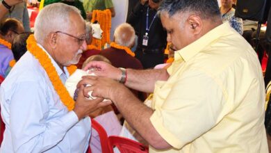 अंतर्राष्ट्रीय वृद्धजन दिवस पर सियानगुड़ी में बुजुर्गों का सम्मान,  राजेश अग्रवाल ने शॉल-फल भेंट कर लिया आशीर्वाद