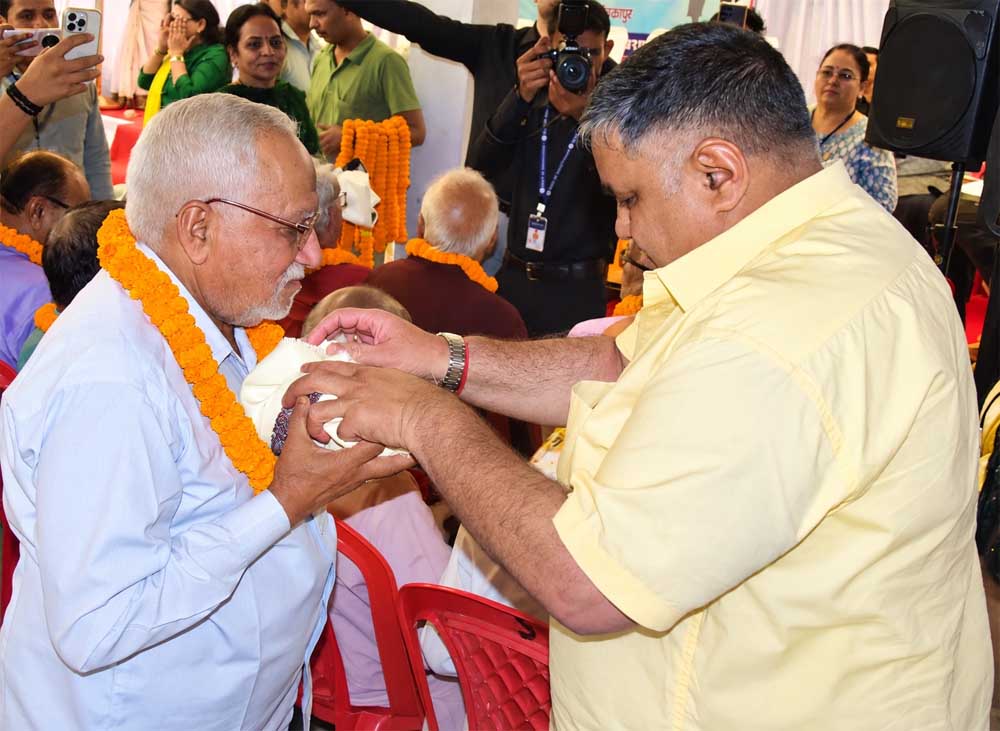 अंतर्राष्ट्रीय वृद्धजन दिवस पर सियानगुड़ी में बुजुर्गों का सम्मान,  राजेश अग्रवाल ने शॉल-फल भेंट कर लिया आशीर्वाद