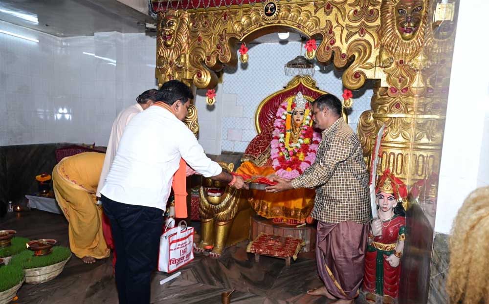 उप मुख्यमंत्री विजय शर्मा ने कवर्धा में मां महामाया और मां विंध्यवासिनी के दर्शन कर प्रदेश की सुख-समृद्धि और खुशहाली की कामना की उप मुख्यमंत्री विजय शर्मा ने कवर्धा में मां महामाया और मां विंध्यवासिनी के दर्शन कर प्रदेश की सुख-समृद्धि और खुशहाली की कामना की
