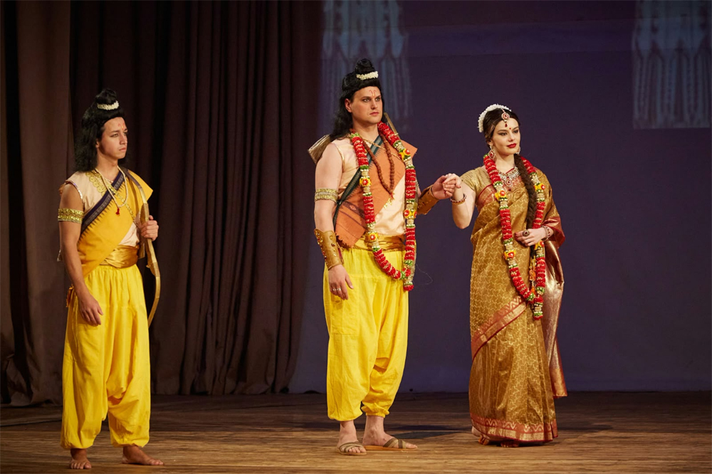 श्रीराम के स्वागत में मास्को तैयार, रामायण के पात्रों के वस्त्र दिल्ली के चांदनी चौक से खरीदकर ले गए रूस श्रीराम के स्वागत में मास्को तैयार, रामायण के पात्रों के वस्त्र दिल्ली के चांदनी चौक से खरीदकर ले गए रूस