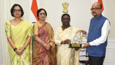 राष्ट्रपति द्रौपदी मुर्मु को राज्यपाल रमेन डेका ने भेंट की पहाड़ी मैना  की प्रतिकृति