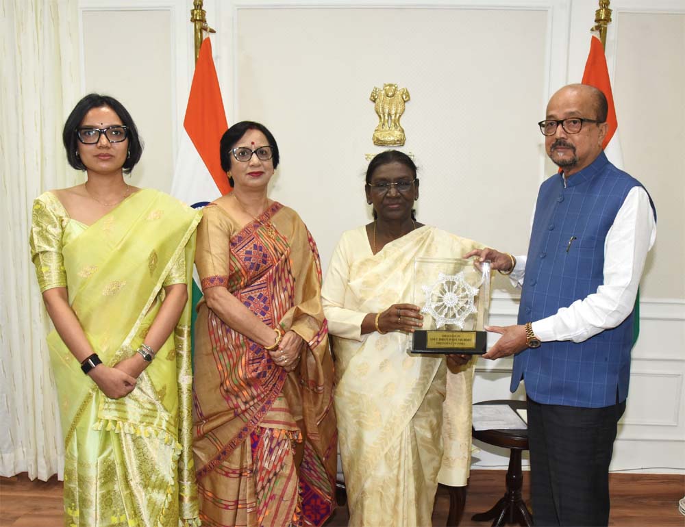 राष्ट्रपति द्रौपदी मुर्मु को राज्यपाल रमेन डेका ने भेंट की पहाड़ी मैना की प्रतिकृति राष्ट्रपति द्रौपदी मुर्मु को राज्यपाल रमेन डेका ने भेंट की पहाड़ी मैना की प्रतिकृति