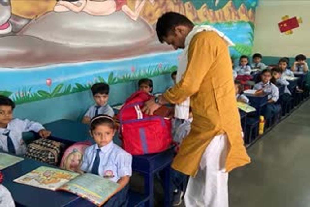 भारी स्कूल बैग पर बाल आयोग सख्त, वजन तय करने की अनुशंसा भारी स्कूल बैग पर बाल आयोग सख्त, वजन तय करने की अनुशंसा