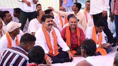 ग्रामीणों के बीच जमीन पर बैठकर उप मुख्यमंत्री ने किया आत्मीय संवाद, 74.80 लाख रुपए के विकास कार्यों की दी सौगात