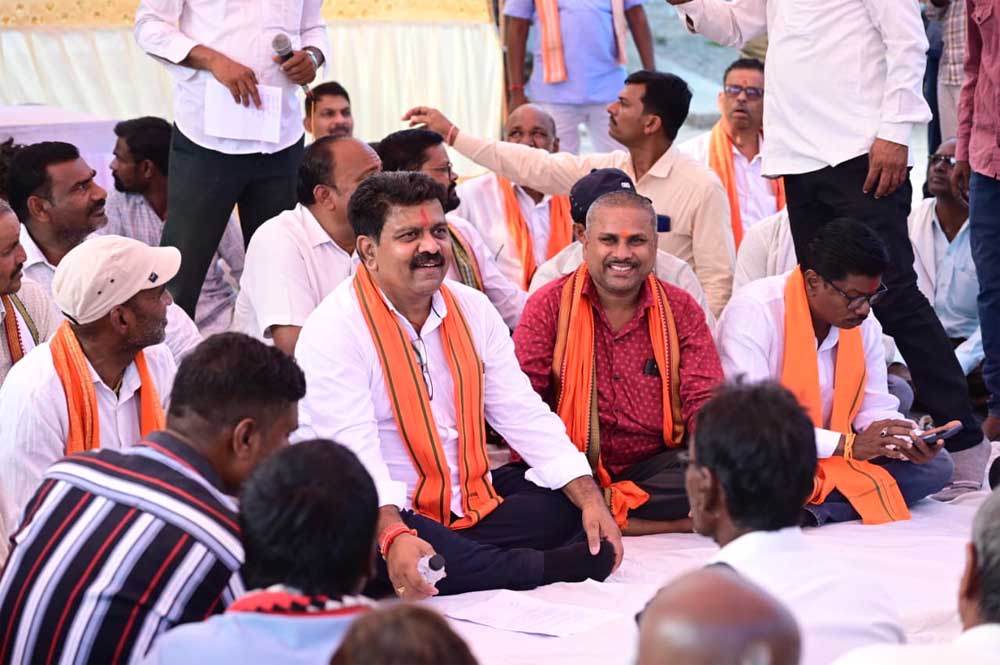 ग्रामीणों के बीच जमीन पर बैठकर उप मुख्यमंत्री ने किया आत्मीय संवाद, 74.80 लाख रुपए के विकास कार्यों की दी सौगात