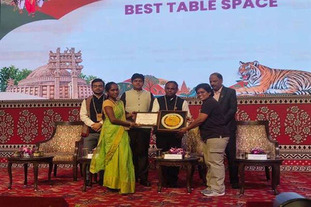 मध्यप्रदेश ट्रैवल मार्ट 2026 में उत्कृष्ट प्रदर्शन करने वाले प्रतिभागियों एवं संस्थानों का सम्मान मध्यप्रदेश ट्रैवल मार्ट 2026 में उत्कृष्ट प्रदर्शन करने वाले प्रतिभागियों एवं संस्थानों का सम्मान