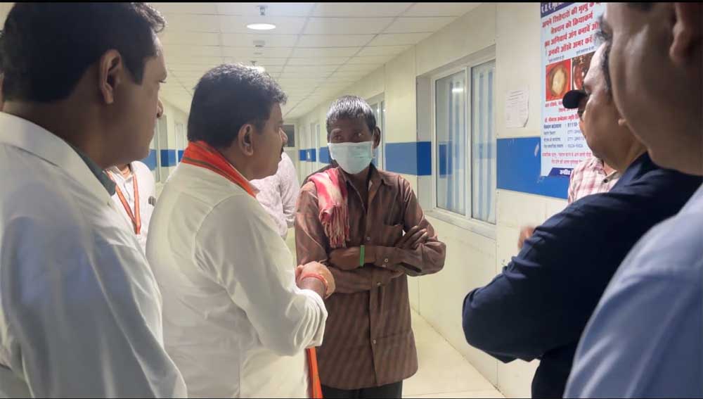 उप मुख्यमंत्री  विजय शर्मा ने अस्पताल पहुंचकर जाना सड़क हादसे में घायलों का हाल