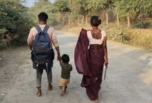 तीन साल के बेटे को लेकर 150 किमी पैदल चला झांसी का परिवार, मैहर पहुंचने की बताई वजह