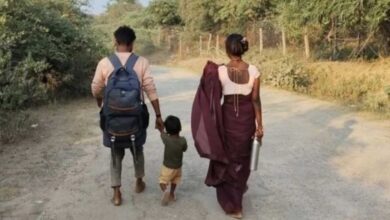 तीन साल के बेटे को लेकर 150 किमी पैदल चला झांसी का परिवार, मैहर पहुंचने की बताई वजह